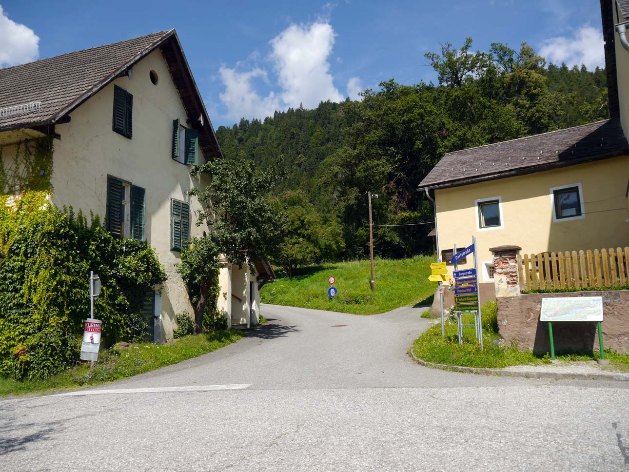 Begin van de straat in Steindorf, die mij over de Ossiachberg zal leiden